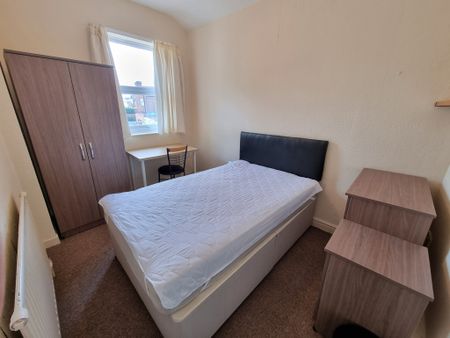 5 Bed Student Accommodation - Photo 5