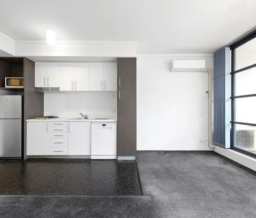 Updated studio apartment close to all amenities - Photo 4