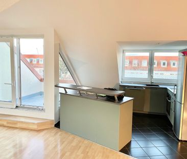 CHARMANT! 4 Zimmerwohnung mit Dachterrasse und Einbauküche - Photo 2