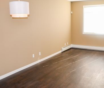 2 Bedroom + Bonus Townhouse For Rent In Wentworth. Heat & Water Inc... - Photo 3