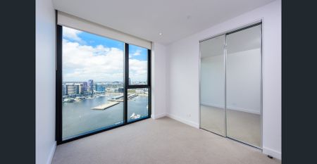 Luxury Top-Floor Loft Style Two-Bedroom Residence with Waterview - Photo 2