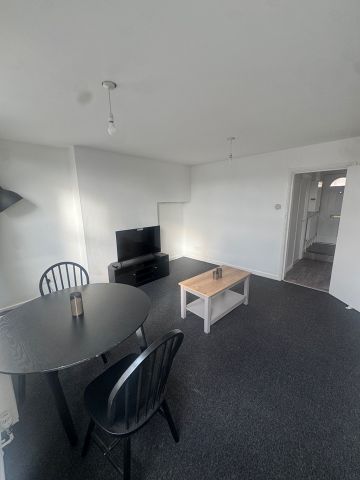 1 Bed Flat, Fulham Court Road, SW6 - Photo 2