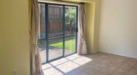 Charming 3-bedroom nestled down a private righ... - Photo 3