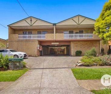 “Light-Filled Top-Floor Apartment in a Quiet, Solid Brick Complex” - Photo 4