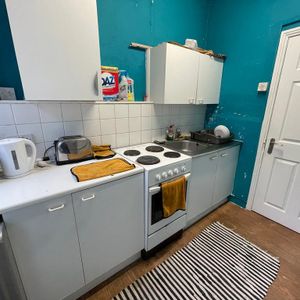 1 bedroom in a flat share to rent - Photo 2