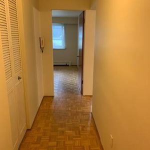 LARGE BRIGHT CORNER 1 BR - Kits UBC B-Line (Kitsilano UBC Point Grey) - Photo 2