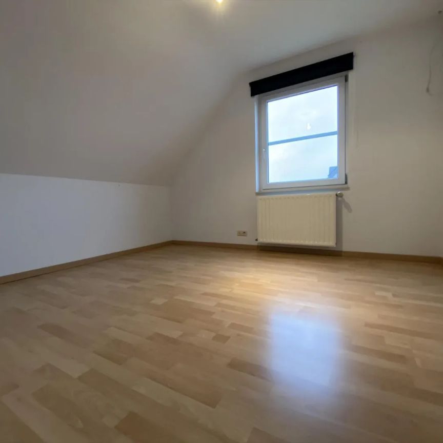 Alleenstaande woning met 3 slaapkamers en garage te Eernegem - Foto 1