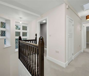 A beautiful family home adjacent to mature woodlands in Ascot - Photo 1