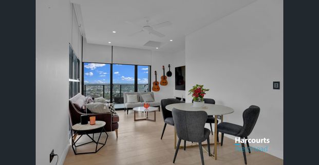 Stylish Furnished 3 Bedroom Apartment in the Heart of Westmead - Photo 1