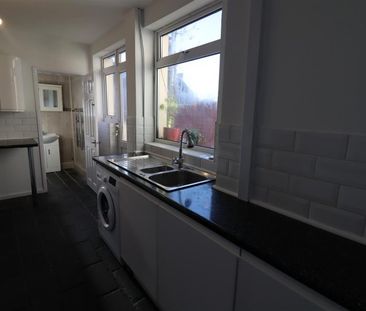 4 BED Terraced House To rent - Photo 2