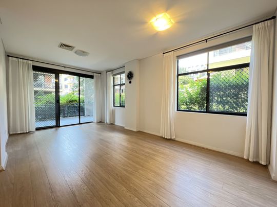 Spacious Two Bedroom Apartment with Convenient Lifestyle - Photo 1