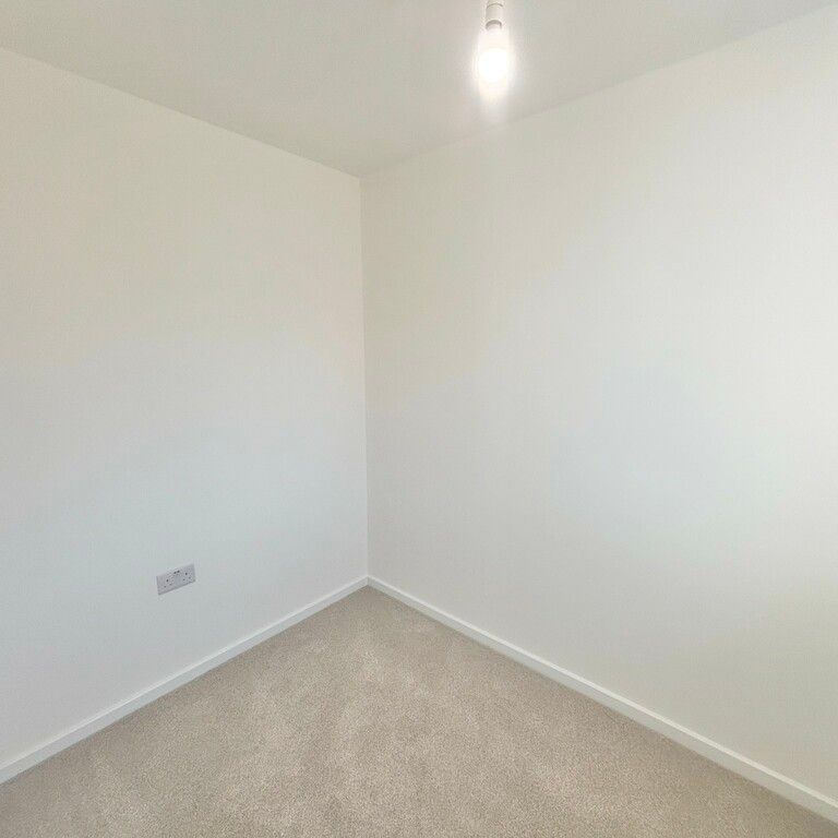 Cwrt Y Brenin, Swansea Road, Swansea - Photo 1