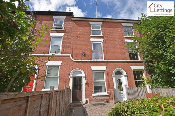 4 Bedroom Mid Terraced House - Photo 1