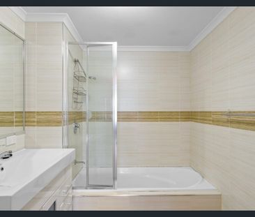 Three level unit in the heart of Margate! - Photo 5