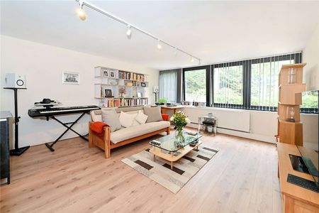 A modern one bedroom apartment offering in excess of 600 sq ft of living space with access to communal gardens. - Photo 5