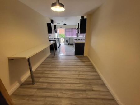3 bedroom semi-detached house to rent - Photo 3