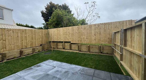 Corner townhouse with great yard - Photo 1