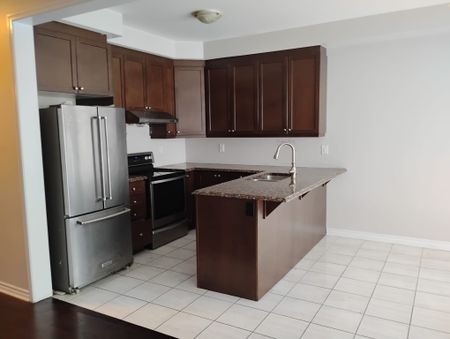For Lease - 106 Benhurst Crescent, Brampton, Ontario - Photo 5
