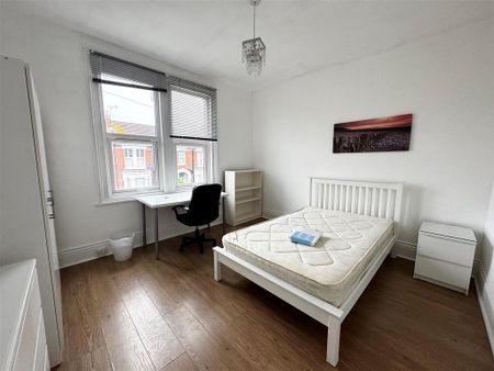 5 bedroom semi-detached house to rent - Photo 4