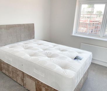 4 bedroom semi-detached house to rent - Photo 3