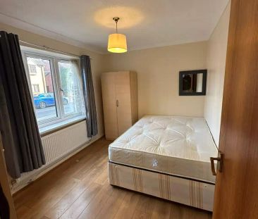 6 Bedroom 2.5 Bathroom Apartment - Photo 6