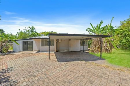 SPACIOUS HOME WITH POOL - Photo 2