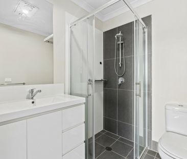 Spacious Townhouse In An Ideal Location! - Photo 5