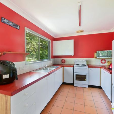 This upstairs three bedroom flat is situated in the beautiful Copacabana, will be sure to appeal to many wanting to join the quiet and peaceful commun - Photo 3