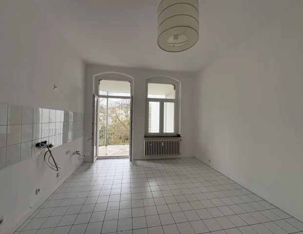 2-Zimmer Altbau mit Balkon zum Verlieben: Renoviert in Pempelfort! - Photo 1