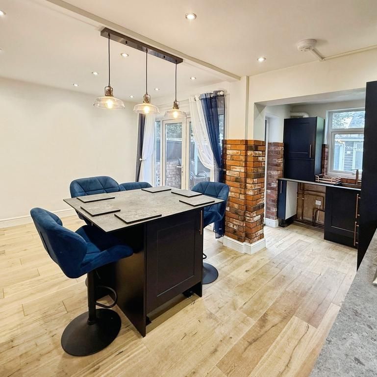 4 bedroom terraced house to rent - Photo 1