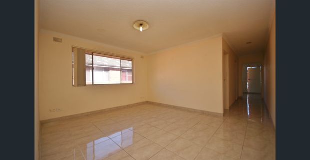 Freshly painted 2 bedroom Unit Close To All !! - Photo 1