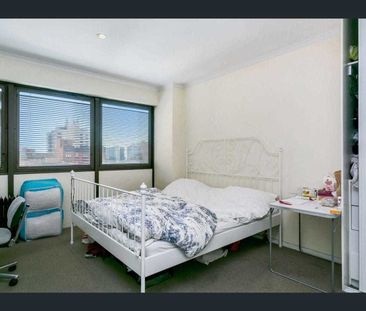 Modern 2-Bed, 2-Bath Apartment in the Heart of the City - Photo 5