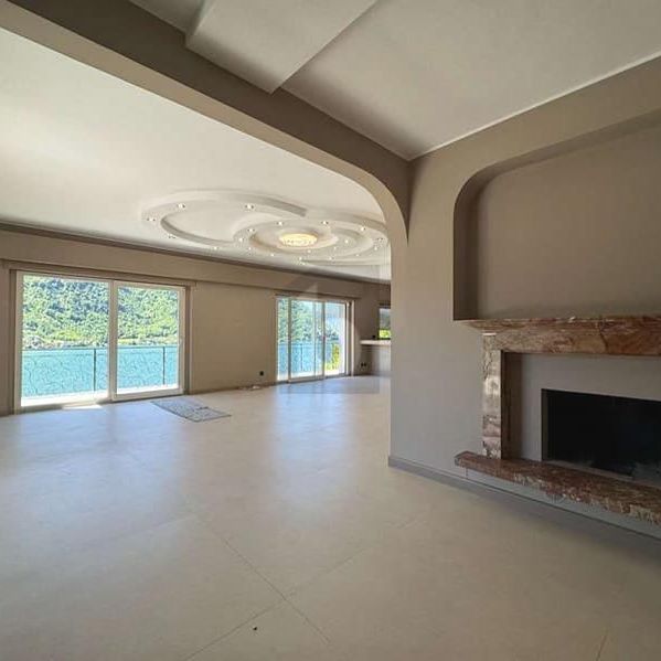 SPAZIOSA ED ELEGANTE CON PISCINA E VISTA LAGO - Photo 1