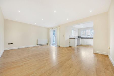 4 bedroom semi-detached house to rent - Photo 3