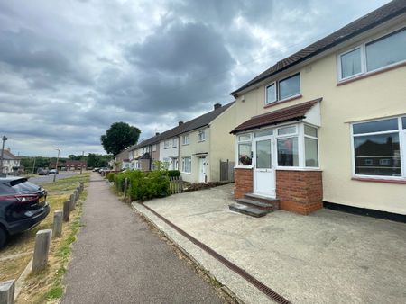 4 bed semi-detached house to rent in Barnhurst Path, Watford, WD19 - Photo 4