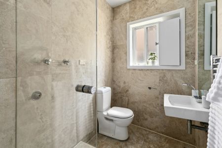 Bright north-facing apartment in exclusive village setting - Photo 4