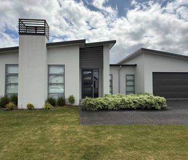 Executive Family Home - Exceptional, Stylish & Triple Living - Photo 2