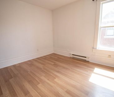 Spacious 2 Bedroom Unit in Niagara Falls! - Photo 3