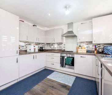 3 bedroom semi-detached house to rent - Photo 6