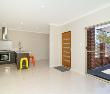 Park front property with perfect price - Photo 5