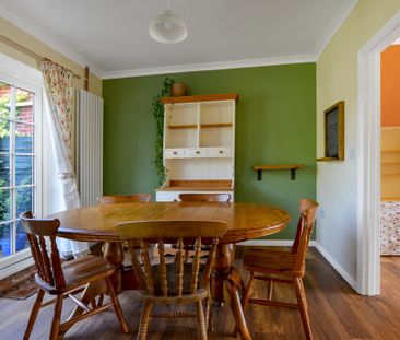 A three bedroom, semi-detached house with a large garden and garden... - Photo 4