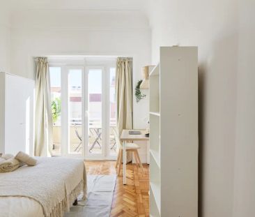 Room in a shared 11-bedroom apartment for rent in Lisbon, suitable for professionals and students - Foto 6