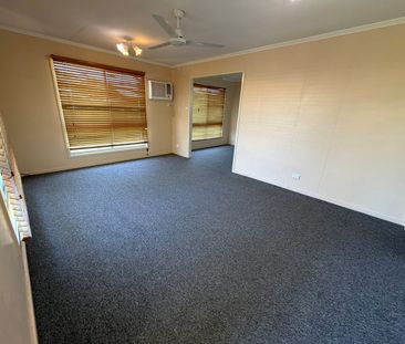 3 Bedroom home, short walk to Golf Club. Close to all amenities. - Photo 2