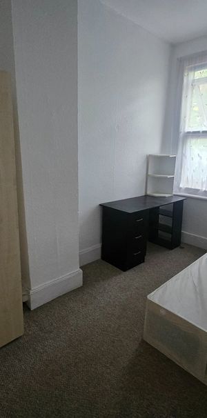 1 Bed Flat, York Road, IG1 - Photo 1