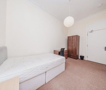 3 bedroom flat to rent - Photo 2