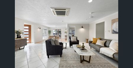 Glenella Entertainer: Pool, Deck & Plenty of Space - Photo 2