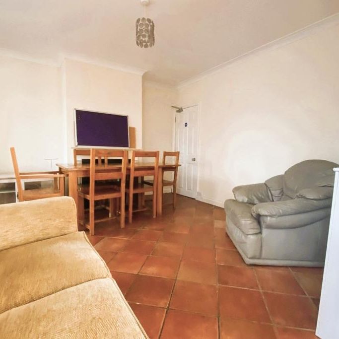 6 bedroom semi-detached house to rent - Photo 1