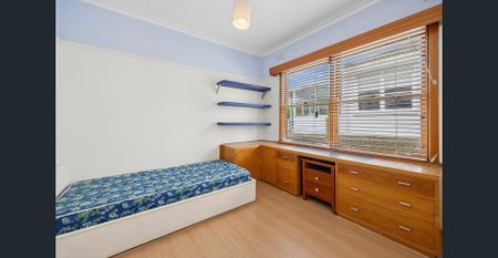 Retro Gem - Refurbished Three Bedroom Home - Photo 2