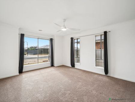 Lovely Family Home with Great Shedding! - Photo 3