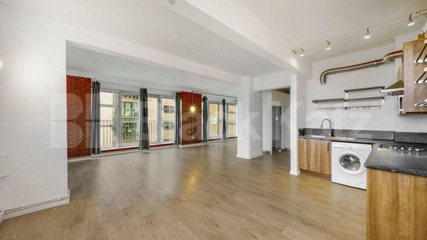 Spacious Studio located within a warehouse conversion with exposed brick - Photo 1